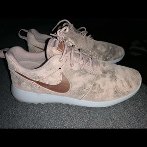 Limited edition Nike roshes run pink and gold